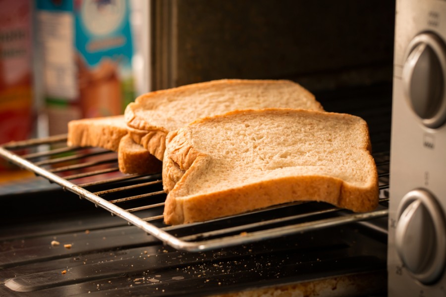 Griller du pain au four : nos conseils pour vous régaler