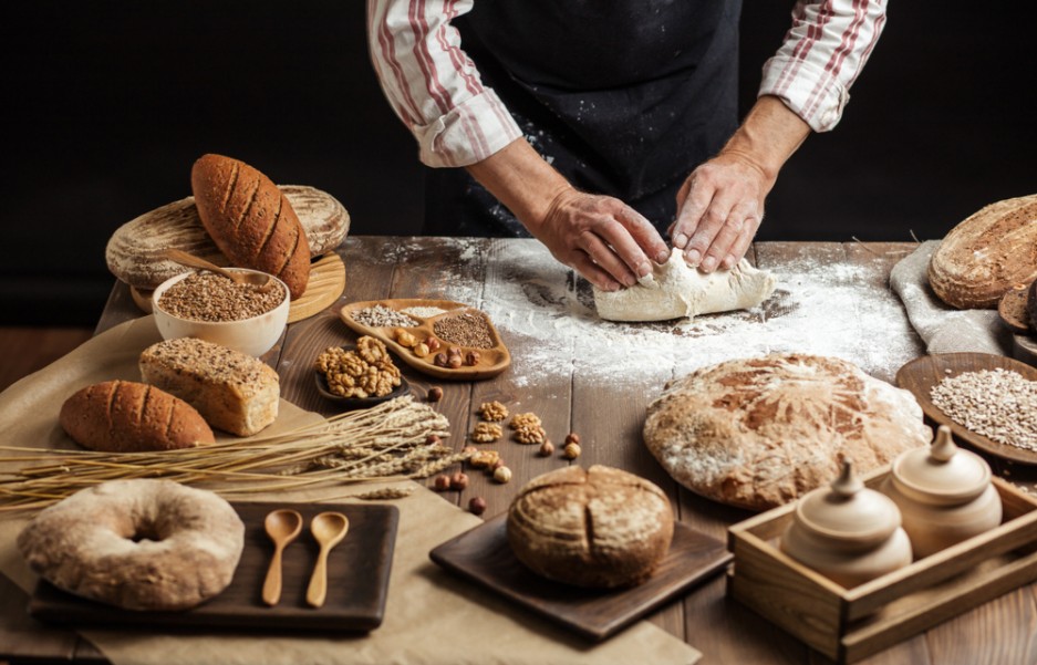 Pétrir la pâte à pain : faut-il le faire à la main ou avec un robot ?