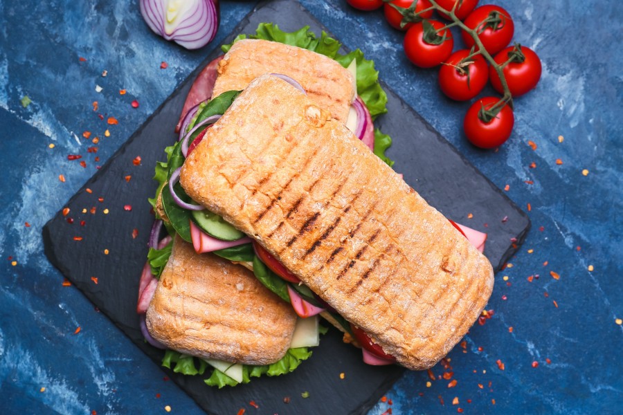 Quels ingrédients pour un panini jambon réussi en boulangerie ?